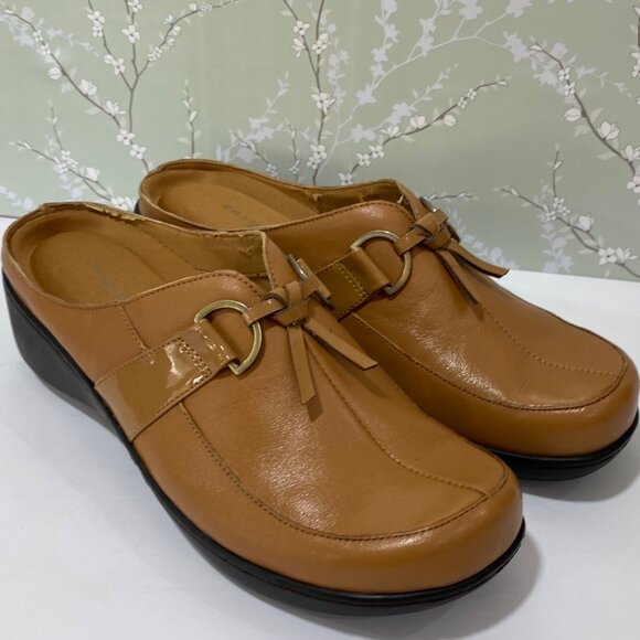 easySpirit Damaras leather Mules NWOT Caramel colored Women S 8.5 Gold accents - Picture 2 of 11